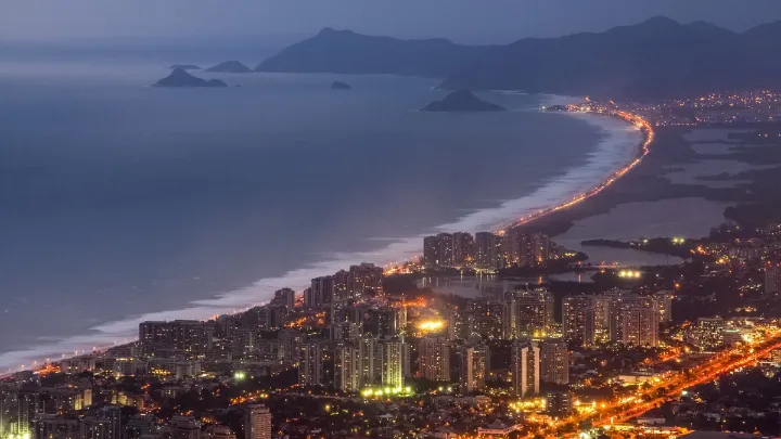 Descubra os melhores hotéis em Copacabana Imagem de um hotel em Copacabana com vista para a praia e o mar