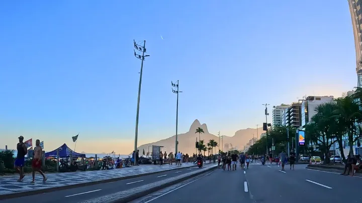 Vis&atilde;o da melhor parte da praia de Ipanema com o p&ocirc;r do sol no Arpoador.