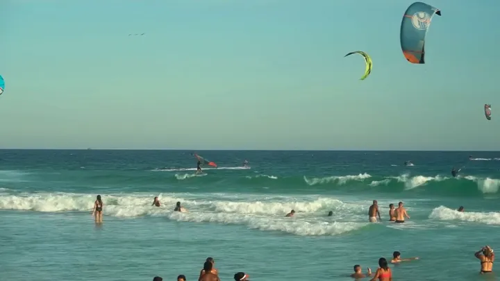 Praia Barra da Tijuca: melhor posto para relaxar Imagem da praia Barra da Tijuca com destaque para o melhor posto, ideal para um dia ensolarado.