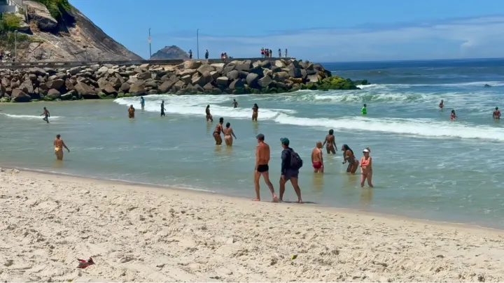 Praia do Pep&ecirc; na Barra da Tijuca com surfistas e quiosques, a melhor praia da Barra da Tijuca.