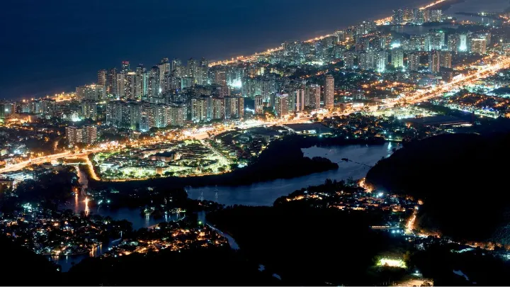 Bares e boates na Barra da Tijuca &agrave; noite, mostrando op&ccedil;&otilde;es do que fazer. O que fazer na Barra da Tijuca &agrave; noite.