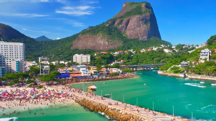 Vista da Praia da Barra da Tijuca, ideal para banho em dias ensolarados.