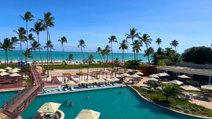 Vista panor&acirc;mica do hotel p&eacute; na areia em Maragogi ao amanhecer.