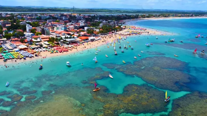 Paraíso azul de Maragogi praias Vista panorâmica das deslumbrantes praias de Maragogi com águas cristalinas.
