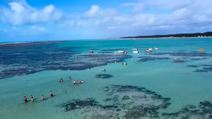Vista a&eacute;rea de praias com piscinas naturais e &aacute;guas cristalinas