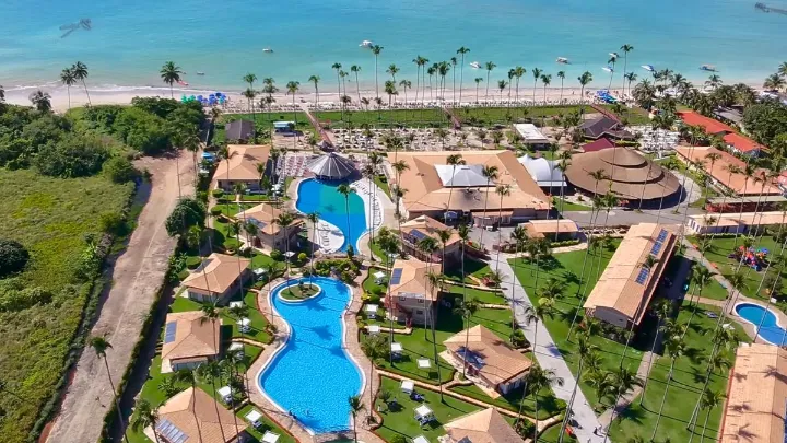 Vista a&eacute;rea do Resort Grand Oca Maragogi em frente ao mar azul-turquesa