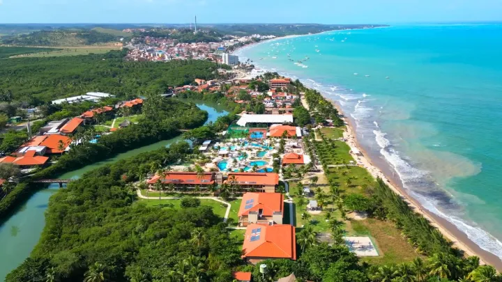 Experiência Luxuosa em Maragogi Vista panorâmica de resort maragogi all inclusive com praia