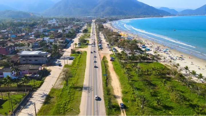 Vista panor&acirc;mica da Praia de Itamambuca em Ubatuba com mata atl&acirc;ntica ao fundo