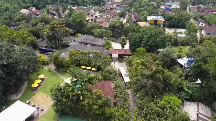 Conforto e Natureza em Itamambuca Vista do Itamambuca Eco Resort Ubatuba em meio à vegetação exuberante
