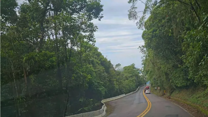 Vista panor&acirc;mica da rodovia Rio-Santos em dire&ccedil;&atilde;o a Ubatuba com mar e montanhas