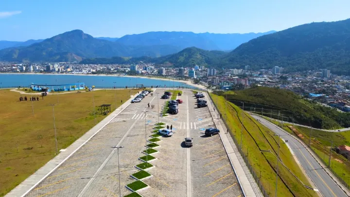 O que fazer em Ubatuba: Vista panor&acirc;mica das trilhas de Ubatuba com floresta e mar