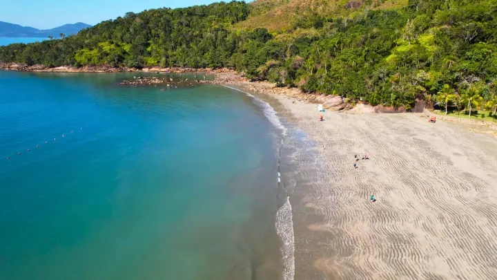 Refúgio Natural em Ubatuba Vista da praia da fortaleza ubatuba com águas cristalinas e mata atlântica