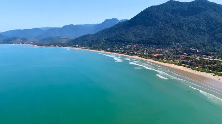 Vista panor&acirc;mica da praia da Maranduba Ubatuba com quiosques e mar azul