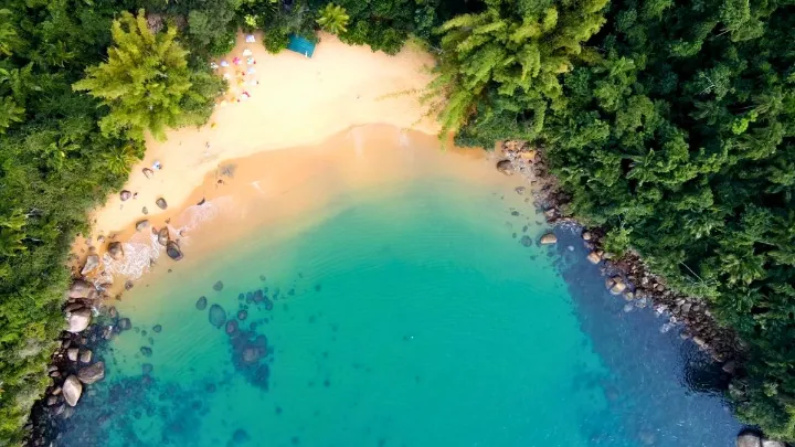 Vista da praia do cedro ubatuba com &aacute;guas calmas e trilha ao redor