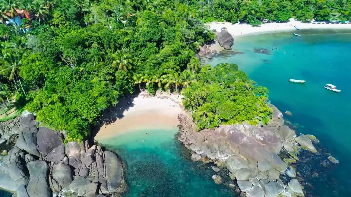 Vista panor&acirc;mica da praia do f&eacute;lix ubatuba com mata atl&acirc;ntica ao fundo