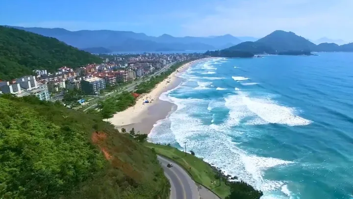 Movimento da Praia Grande em Ubatuba Vista panorâmica da Praia Grande em Ubatuba com banhistas