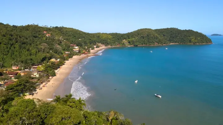 Praias do Norte de Ubatuba Vista das praias do norte de Ubatuba com mar cristalino e vegetação exuberante
