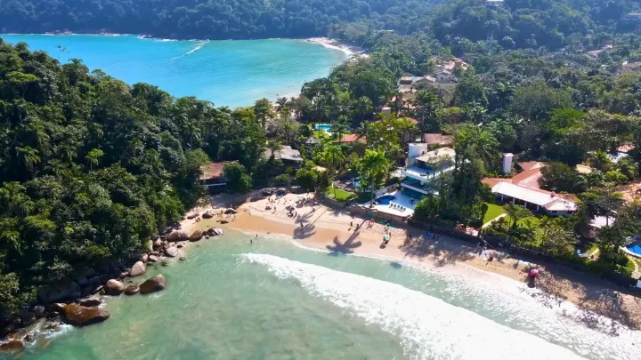 Vista panor&acirc;mica das praias de Ubatuba com &aacute;guas claras e vegeta&ccedil;&atilde;o exuberante