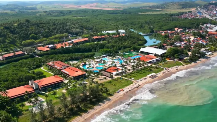 Vista a&eacute;rea do Resort Salinas Maragogi Brasil cercado por &aacute;guas cristalinas