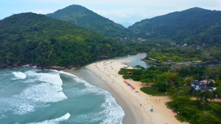 Roteiro Ubatuba: Praia do F&eacute;lix em Ubatuba com mar azul e vegeta&ccedil;&atilde;o abundante
