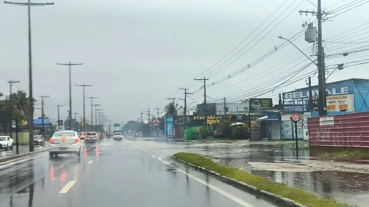 Hoje em Ubatuba: Clima e Mar Praia de Ubatuba com céu parcialmente nublado e mar calmo, clima perfeito para relaxar