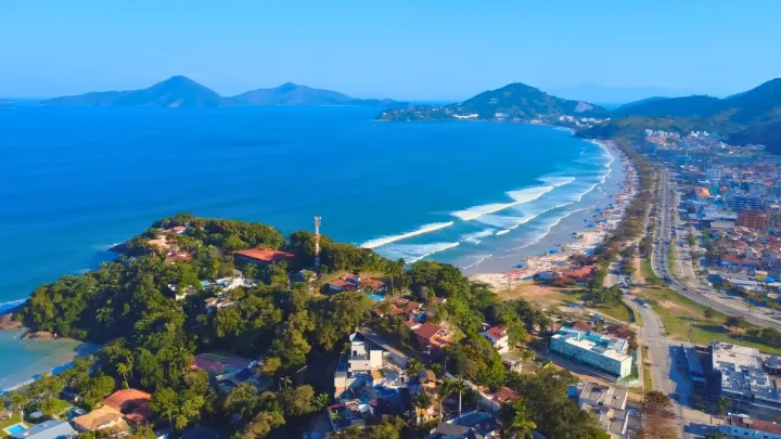 Rota São Paulo a Ubatuba Vista Aérea Vista aérea da estrada de São Paulo a Ubatuba com mar e montanhas ao fundo