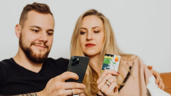 Como consultar saldo de milhas agora Tela de smartphone mostrando consulta de saldo de milhas em aplicativo