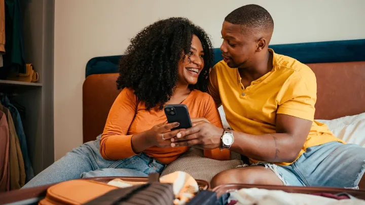 Turistas explorando mercado local com dicas para economizar em viagens