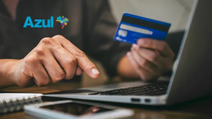 Usando Milhas Azul na Prática Tela de smartphone exibindo o aplicativo TudoAzul para resgate de milhas Azul