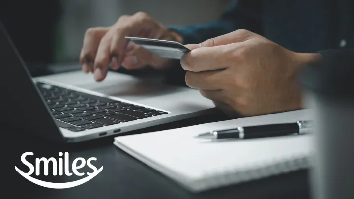 Aproveitando Milhas Smiles na Viagem Cartão de embarque em mãos destacando milhas smiles