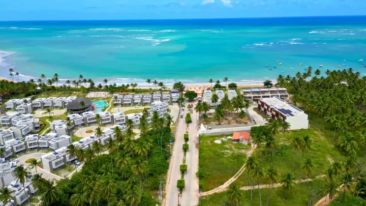 Vista das pousadas &agrave; beira-mar em S&atilde;o Miguel dos Milagres