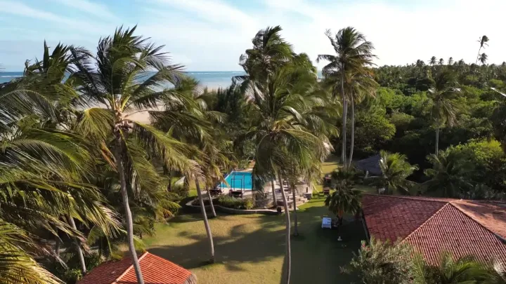 Fachada de pousada barata em S&atilde;o Miguel dos Milagres com &aacute;rvores ao redor