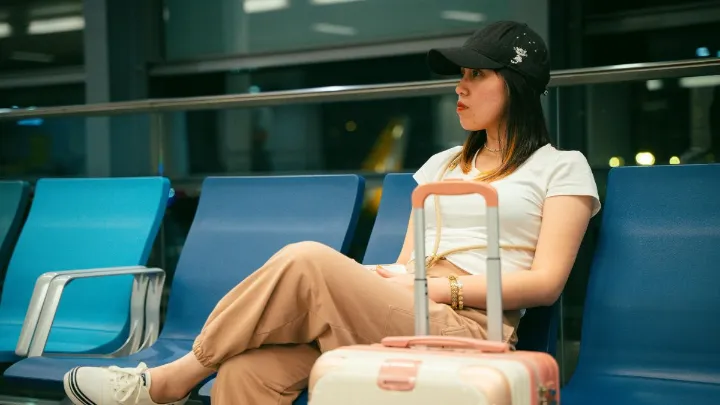 Homem planejando viagem no laptop, analisando compra de milhas