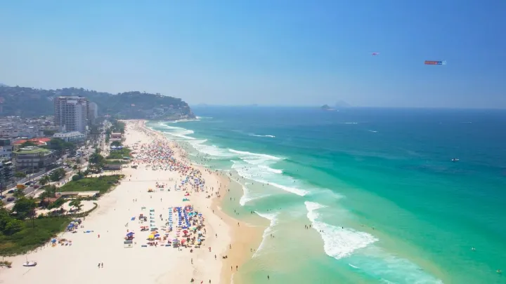 Praias mais tranquilas da Barra da Tijuca: onde pegar mar calmo e menos movimento